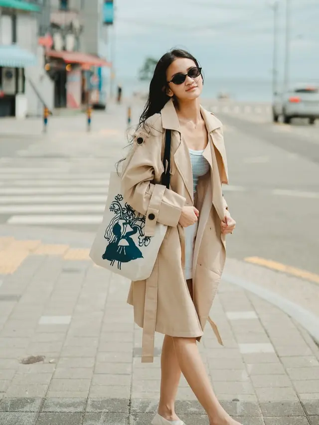 Harleyava Princy kenakan coat saat di Busan. [@harleyavaprincy]