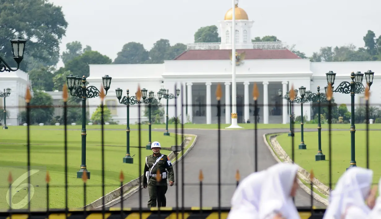 Personel TNI bersiaga di dalam area Istana Bogor, Rabu (1/3). Jelang kedatangan Presiden Joko Widodo dan Raja Arab Saudi, Salman bin Abdulaziz pengamanan Kota Bogor diperketat. (Liputan6.com/Helmi Fithriansyah)