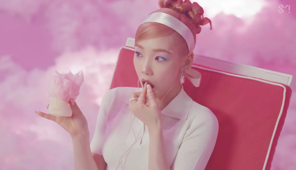 Music video yang fun diimbangi dengan koreoagrafi yang terkesan santai tapi tetap enak dipandang. Gaya effortless ini justru bisa terasa menyatu dengan lagunya. (YouTube SMTOWN)