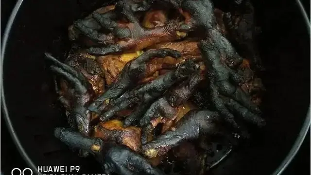10 Momen Netizen saat Masak Makanan Berakhir Gosong, Apes Banget