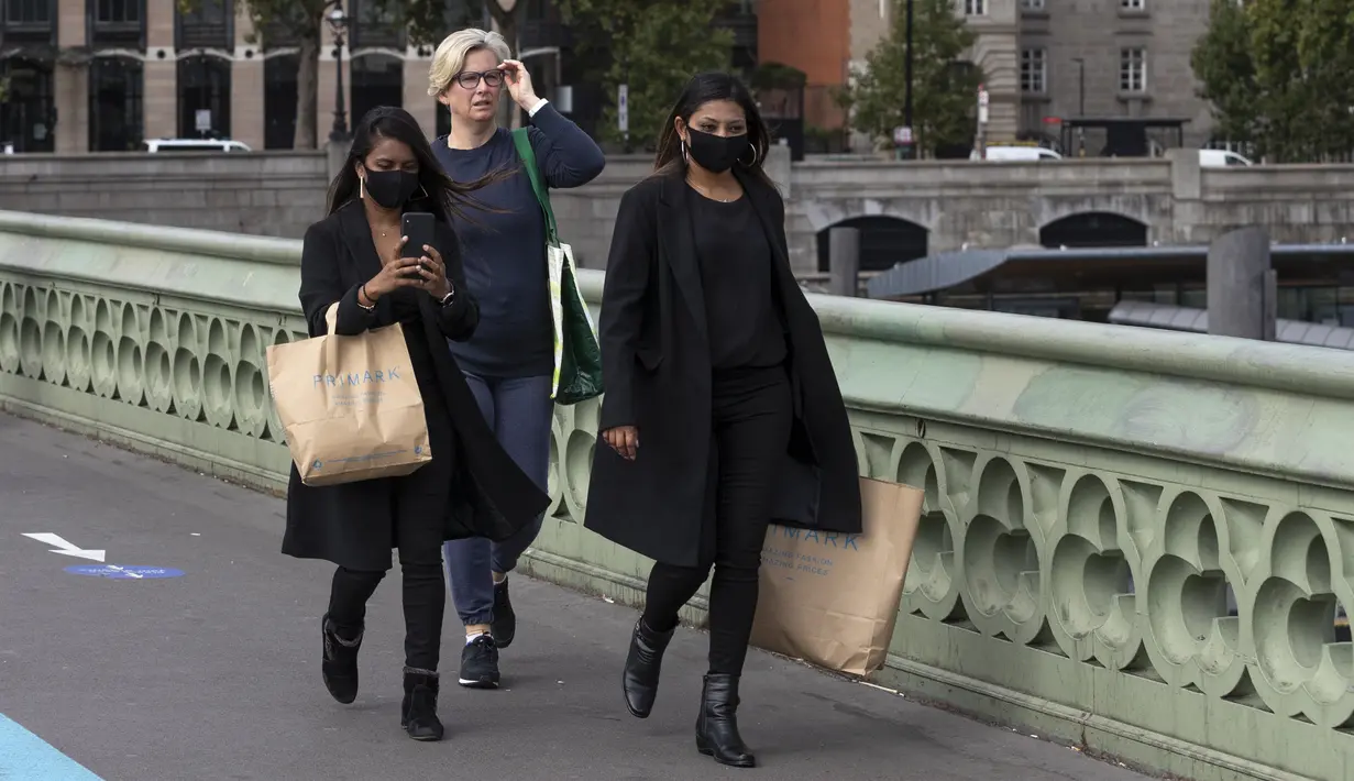 Orang-orang berjalan di Jembatan Westminster di London, Inggris (8/9/2020). Warga Inggris didesak untuk menangani pandemi dengan serius atau menghadapi "jalan bergelombang" di masa yang akan datang. (Xinhua/Han Yan)