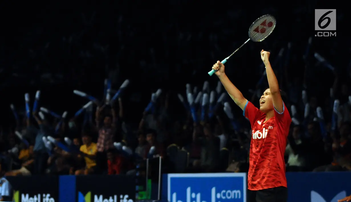 Pebulu tangkis Indonesia, Gregoria Mariska Tunjung mengangkat tangan usai mengalahkan Chen Yufei (China) pada putaran pertama Indonesia Open 2017 di Jakarta, Selasa (13/6). Gregoria unggul 17-21, 21-19, 21-19. (Liputan6.com/Helmi Fithriansyah)