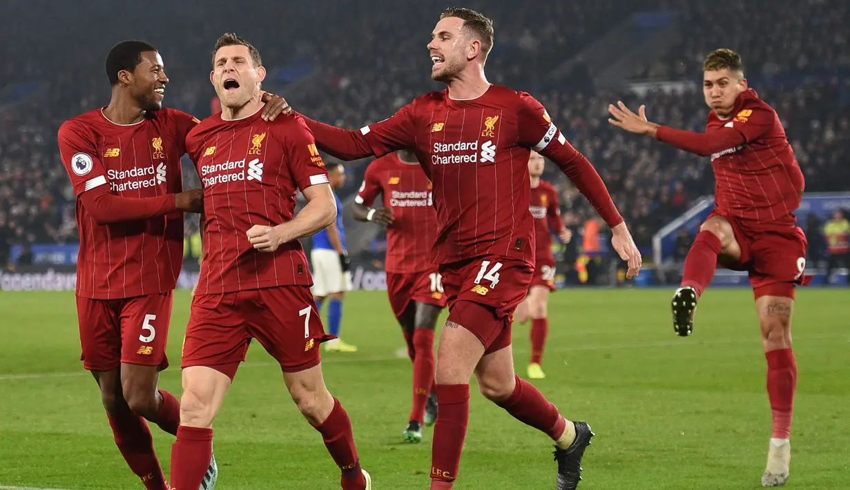 Para pemain Liverpool merayakan gol yang dicetak James Milner ke gawang Leicester pada laga Premier Laegue di Stadion King Power, Leicester, Kamis (26/12). Leicester kalah 0-4 dari Liverpool. (AFP/Oli Scarff)