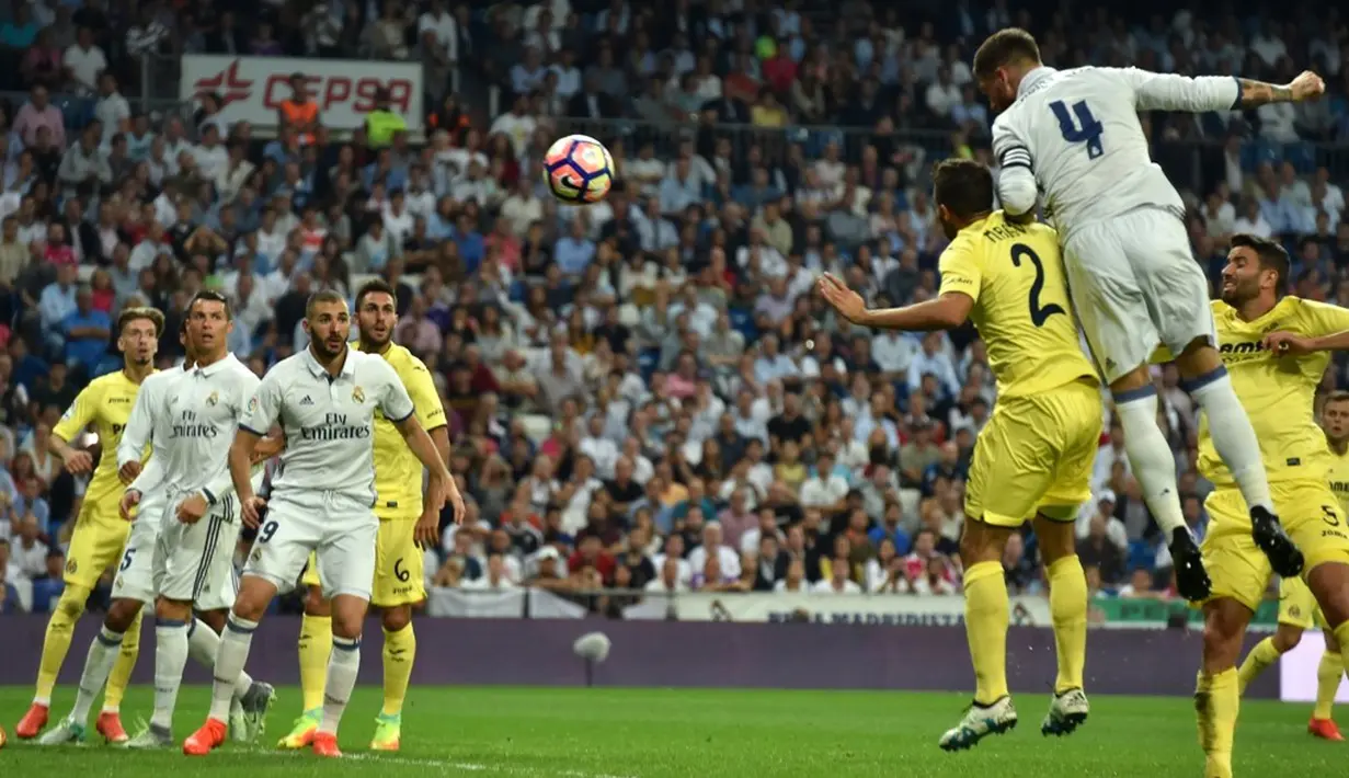 Pemain Real Madrid, Sergio Ramos, mencetak gol balasan ke gawang Villarreal pada laga La Liga 2016-2017 di Stadion Santiago Bernabeu, Kamis (22/9/2016) dini hari WIB. (AFP/Gerard Julien)