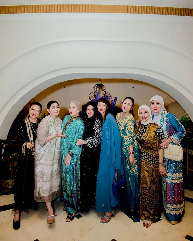 6 Potret Diana Pungky rayakan ultah ke-51 bareng artis senior, bikin netizen nostalgia era 90-an