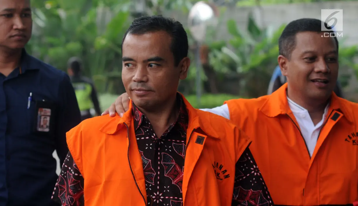 Bupati Purbalingga Tasdi dan Bupati Mojokerto non aktif Mustofa Kamal Pasa tiba di Gedung KPK, Jakarta, Kamis (28/6). Mustofa diperiksa dengan dugaan menerima gratifikasi proyek pemasangan tower. (Merdeka.com/Dwi Narwoko)