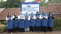 Sejumlah perempuan yang tergabung dalam Kelompok Wanita Tani (KWT) Bina Tani Mysari Pala mengolah potensi pala di Kelurahan Muarasari, Kecamatan Bogor Selatan, menjadi berbagai produk bernilai tambah. Melalui kreativitas dan kerja sama, pala tak lagi hanya dijual dalam keadaan segar, tetapi dikembangkan menjadi sumber peluang ekonomi bagi keluarga dan masyarakat sekitar. (Adv/BRI)
