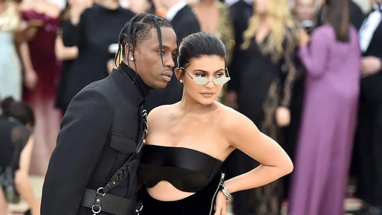 [Bintang] Kylie Jenner - Travis Scott