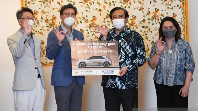 Serah terima mobil listrik Hyundai IONIQ5 secara simbolis dari Hyundai Motor Company kepada KBRI Seoul.