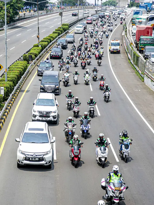 Iring-iringan kendaraan pengawalan Rizieq Shihab saat melintas di Tol Dalam Kota, Grogol, Jakarta, Selasa (10/11/2020). Rizieq Shihab yang baru tiba di Indonesia mendapat pengawalanan massa pendukungnya menuju markas FPI di Petambutran. (Liputan6.com/Faizal Fanani)