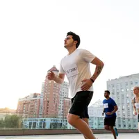 Berlari bukan hanya soal berapa jauh kamu melangkah, tapi juga seberapa cepat kamu menuntaskan setiap kilometer. Banyak pelari menjadikan pace lebih cepat sebagai target utama karena peningkatan waktu menjadi indikator kemajuan performa yang nyata. (foto/dok: freepik)