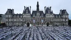Ribuan orang ikut berpartisipasi dalam "Diner en Blanc" (Dinner in White) di Paris, Kamis (8/6). Diner en Blanc telah memasuki edisi ke-29. (AFP PHOTO / Thomas SAMSON)