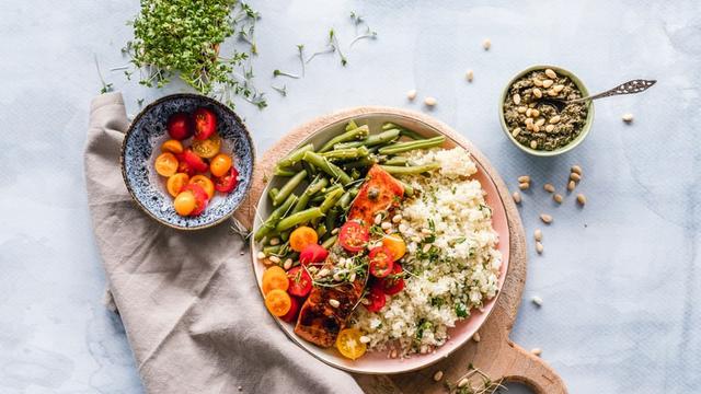 Ilustrasi mengatur pola makan untuk penderita asam lambung