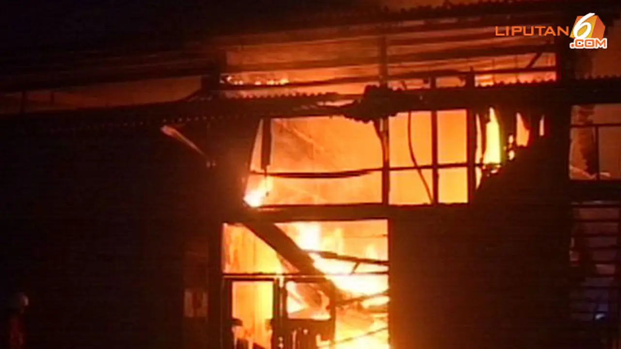 pabrik-terbakar-140115a.jpg