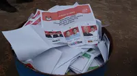 Surat suara calon presiden dan calon wakil presiden Pemilu 2024 yang rusak dimusnahkan di gudang logistik KPU Kota Malang pada Selasa, 13 Februari 2024 (Liputan6.com/Zainul Arifin)