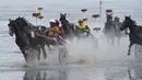 Para peserta pacuan kuda di Wadden Race,Lower Saxony, Jerman, Minggu (12/7/2015). Gelaran Wadden Race diselenggarakan di tepi timur Laut Utara Eropa bagian barat laut. (REUTERS/Fabian Bimmer)