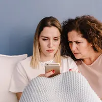 Ilustrasi ibu muda yang mendapat kritikan negatif melalui media sosialnya (Foto: Freepik/freepik).