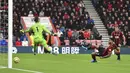 Proses terjadinya gol yang dicetak striker Bournemouth, Joshua King, ke gawang Manchester United pada laga Premier League di Stadion Vitality, Bournemouth, Sabtu (2/10). Bournemouth menang 1-0 atas MU. (AFP/Glyn Kirk)