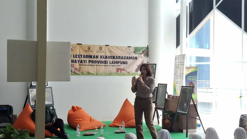 Aktris dan juga Aktivis Lingkungan, Davina Veronica Hariadi menjadi pemateri kegiatan edukasi "Mari Lestarikan Keanekaragaman Hayati Lampung". Foto : (Liputan6.com/Ardi).