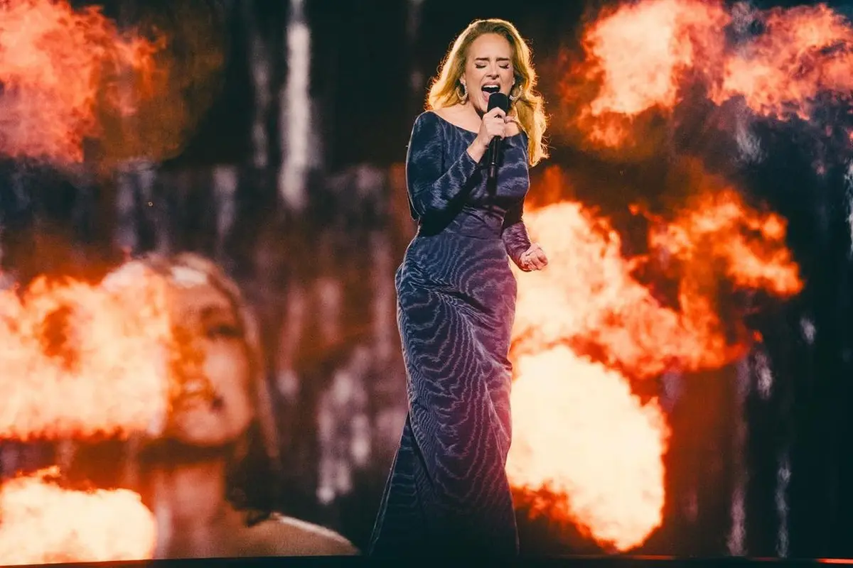 Gaya Memukau Adele Bergaun Biru Dongker dengan Ekor Panjang di Malam Pembukaan Konser Residensi Munich