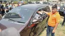 Suasana rekonstruksi kasus istri bunuh dan bakar suami serta anak tiri di Polda Metro Jaya, Jakarta, Senin (9/9/2019). Tersangka Aulia Kesuma dan model yang memerankan tersangka Kelvin memeragakan tiga adegan pembakaran korban di dalam mobil. (merdeka.com/Iqbal Nugroho)