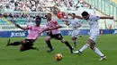 Pemain AC Milan, Giacomo Bonaventura, melakukan tembakan ke arah gawang Palermo dalam laga pekan ke-12 Serie A di Stadion Renzo Barbera, Minggu (6/11/2016). (AFP)