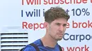 Bek Inggris, John Stones meninggalkan hotel tim di Doha (11/12/2022). Timnas Inggris langsung meninggalkan Qatar usai tersingkir di gelaran Piala Dunia 2022, Minggu (11/12/2022). Kekalahan 1-2 atas Prancis di babak perempat final menghentikan langkah Inggris  di Piala Dunia 2022.  (AFP/Paul Ellis)