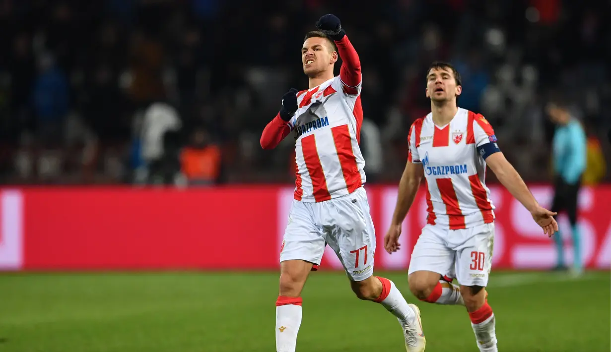 Selebrasi gol pemain Red Star Belgrade, Marko Gobeljic pada laga lanjutan Grup C Liga Champions yang berlangsung di stadion Rajko Mitic, Rabu (12/12). Red Star Belgrade kalah 1-4 atas PSG. (AFP/Andrej Isakovic)