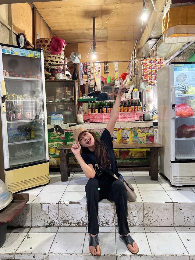 Tampil Sederhana, Ini 7 Momen Tamara Bleszynski saat Belanja di Pasar Tradisional