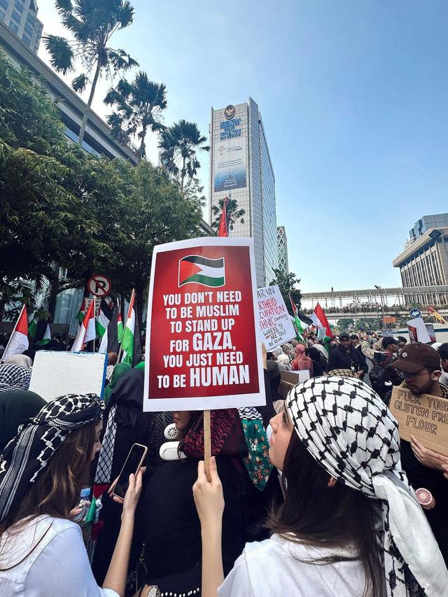 Syifa Hadju membawa banner berisi seruan atas pembelaannya terhadap Palestina