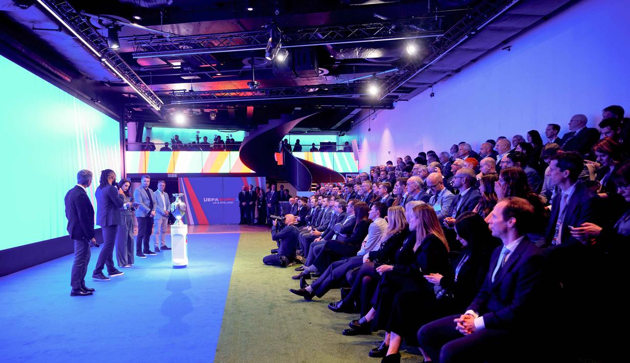 Hal tersebut diumumkan oleh UEFA selaku penyelenggara turnamen, Rabu (12/11/2025). Tampak dalam foto, mantan pemain sepak bola John Collins dari Skotlandia; Ashley Williams dari Wales; Shay Given dari Irlandia; dan Michael Owen dari Inggris (dari kiri ke kanan) ikut serta dalam acara peluncuran turnamen sepak bola UEFA EURO 2028 di Below The Lights, London pusat, pada 12 November 2025. (James Manning/POOL/AFP)