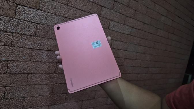 <p>Hands-on Samsung Galaxy Tab S10 Lite (Belakang). Liputan6.com/Matahari Kartika Purusakara</p>