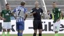 Wasit wanita, Bibiana Steinhaus (2kanan) saat memberikan penjelasan kepada pemain Hertha BSC Berlin dan SV Werder Bremen pada lag Bundesliga di Berlin, Jerman (10/9/2017). Laga tersebut merupakan debut Bibiana Steinhaus. (AP/Michael Sohn)