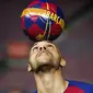 Penyerang baru Barcelona, Martin Braithwaite mengontrol bola selama presentasi dirinya di Barcelona, Spanyol (20/2/2020). Barcelona resmi memperkenalkan pemain anyar mereka, Martin Braithwaite yang diboyong Leganes. (AP Photo/Emilio Morenatti)