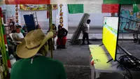 Penggemar sepak bola Meksiko menonton pertandingan Piala Dunia antara Meksiko dan Korea Selatan di lingkungan Tepito, Mexico City, Jumat, 19 Juni 2026. (AP Photo/Megan Janetsky)