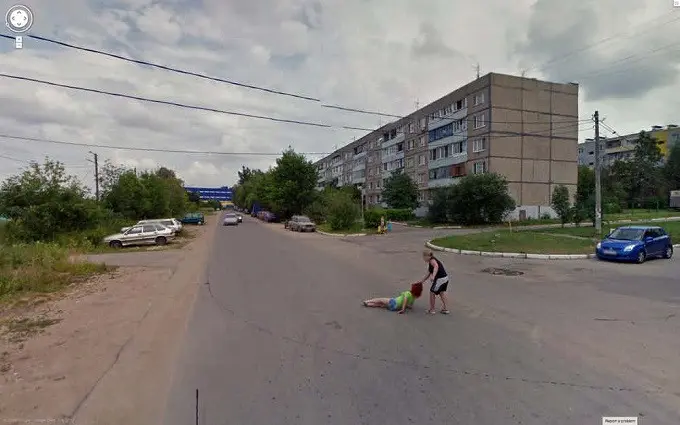 Penampakan berkelahi di tengah jalan raya (Google Earth)