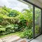 7 Desain Dapur Mungil Dekat Taman Agar Terasa Lebih Sejuk dan Terang, Bebas Pengap