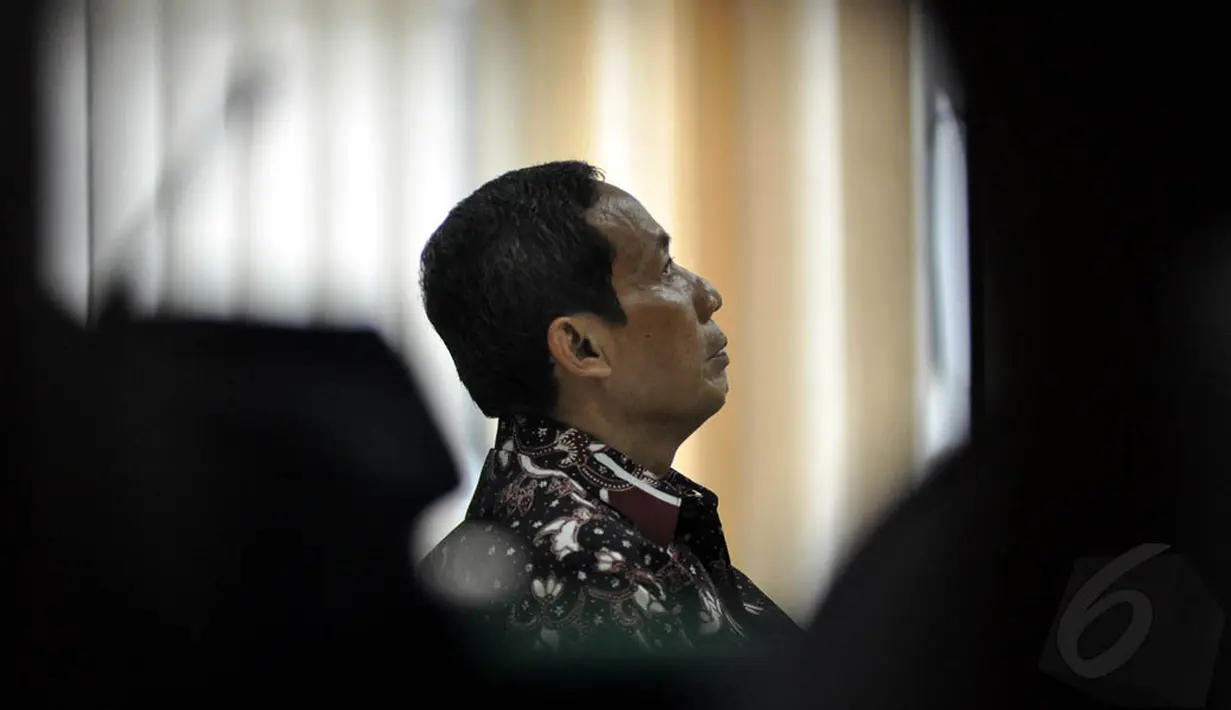 Mantan Wakil Rektor UI bidang Sumber Daya Manusia, Keuangan dan Administrasi Umum itu dijatuhi hukuman penjara 2,5 tahun dan denda Rp 200 juta subsider dua bulan kurungan, Jakarta, Rabu (3/12/2014). (Liputan6.com/Miftahul Hayat)