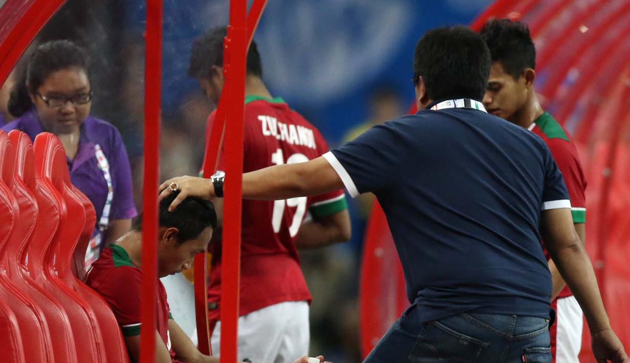 Hansamu Yama Pranata berusaha ditenangkan oleh manajer tim, I Gede Widiade. (Bola.com/Arief Bagus)