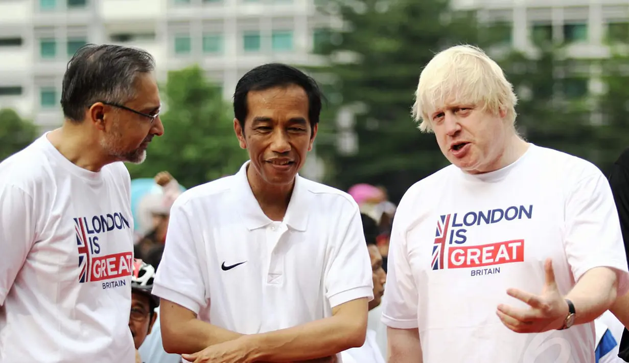 Presiden Joko Widodo (tengah) menyimak pernyataan Walikota London, Boris Johnson (kanan) jelang bersepeda bersama di kawasan Bundaran HI Jakarta, Minggu (30/11/2014). (Liputan6.com/Faizal Fanani)