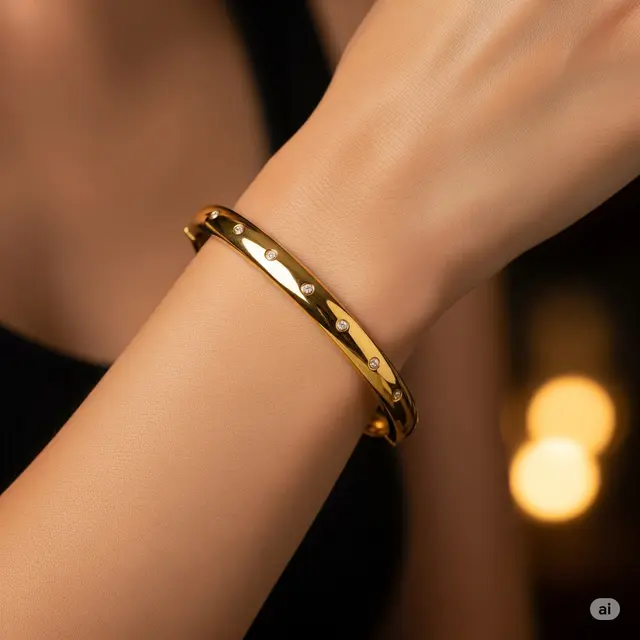 Bangle dengan Aksen Batu Permata Kecil