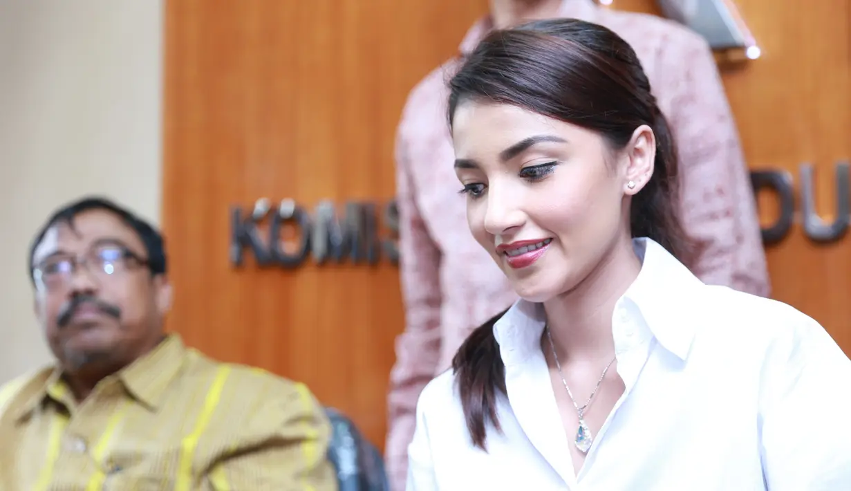 "Agenda hari ini kita pembacaan gugatan ditambah perbaikan penambahan gugatan, tentunya kita akan tetap ingin mengajukan soal perceraian dan hak asuh anak," kata Rizam Tadjoedin, kuasa hukum Marwa di PA Cibinong, Selasa (23/5). (Adrian Putra/Bintang.com)