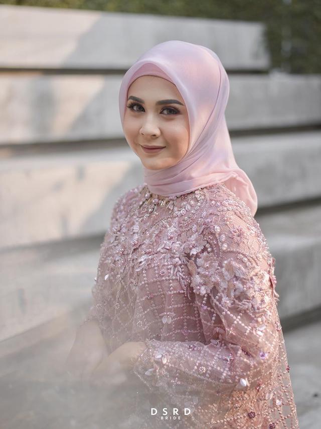 Mantap Berhijab Usai Dilamar, Ini 6 Potret Terbaru Kesha Ratuliu yang Makin Anggun