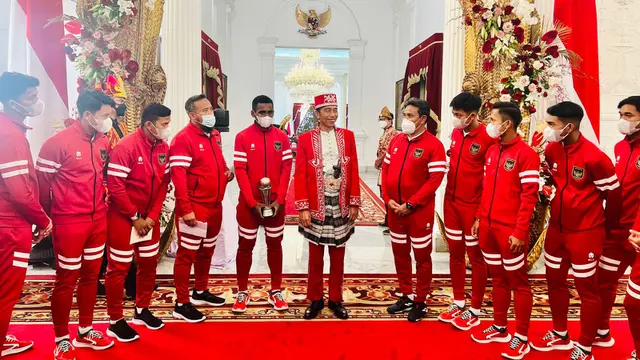 Foto: Senyum Sumringah Presiden Jokowi Dapat Kunjungan Timnas Indonesia U-16 di HUT Kemerdekaan Republik Indonesia