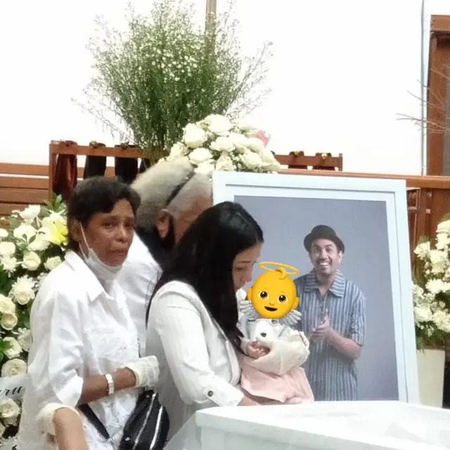 6 Potret Ketegaran Mutia Ayu Saat Melepas Kepergiaan Jenazah Glenn Fredly
