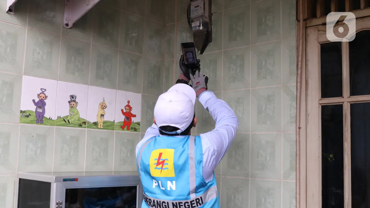PLN Cek Langsung Meteran Rumah Warga