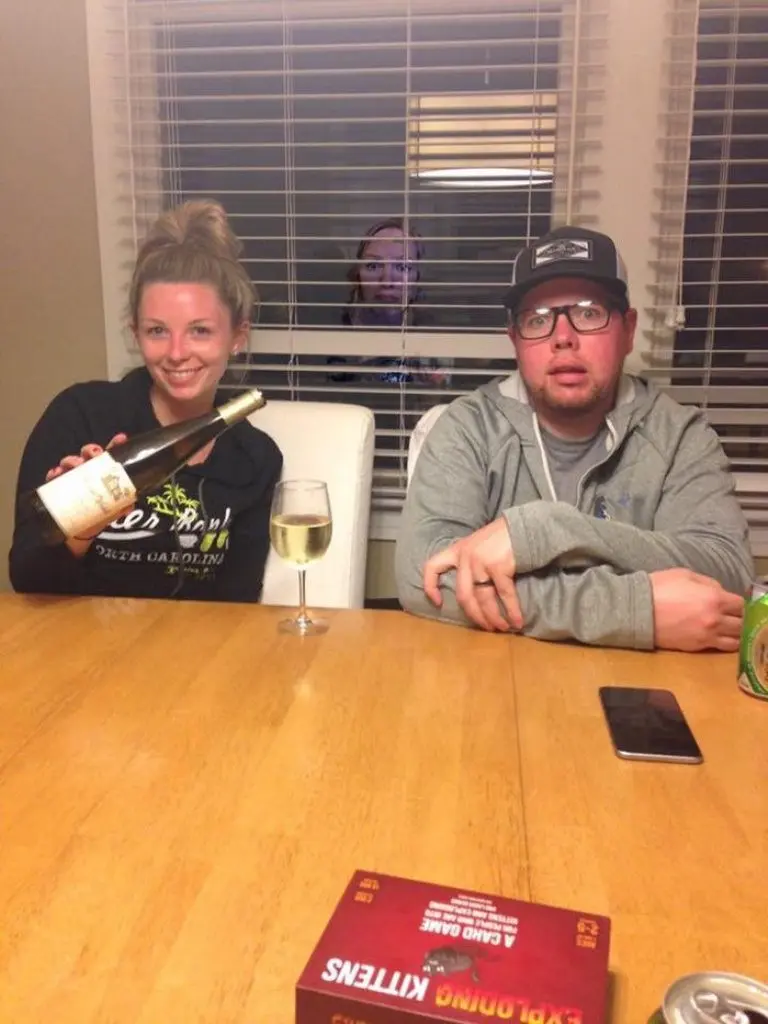 Mengintip. (Sumber foto: boredpanda.com)