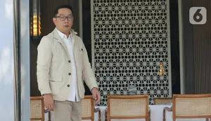 Bakal calon gubernur Jakarta, Ridwan Kamil saat menghadiri rapat perdana bersama tim pemenangan di Hutan Kota Plataran, Senayan, Jakarta, Senin (16/9/2024). (Liputan6.com/Herman Zakharia)