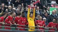 Kiper Liverpool, Caoimhin Kelleher, berhasil membawa timnya menjuarai Carabao Cup musim ini di Stadion Wembley, Senin (28/2/2022) dini hari WIB. (AFP/Justin Tallis)