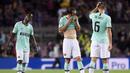 Para pemain Inter Milan tampak kecewa usai dikalahkan Barcelona pada laga Liga Champions di Stadion Camp Nou, Barcelona, Rabu (2/10). Barcelona menang 2-1 atas Inter. (AFP/Lluis Gene)